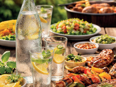 Kulinarischer Genuss zur Grillzeit: Welches Mineralwasser zu welchem Essen passt