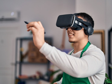 Bei der Gewinnung von Azubis setzt die Glasindustrie modernste Technologien ein. Mittels VR-Brille können Interessierte virtuell in den Beruf hineinschnuppern. Foto: Krakenimages.com/stock.adobe.com/akz-o