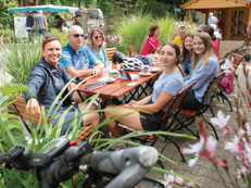 Gemeinsam unterwegs: Die RadGuides Rhein-Neckar bieten individuelle Radtouren für Gruppen, Vereine und Unternehmen an. Foto: Dorothea Burkhardt/Landratsamt Rhein-Neckar-Kreis/akz-o