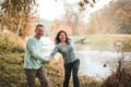 Bildunterschrift: Unterwegs am Fluss: Schmale Pfade, plätschernde Wasserläufe und herbstliche Landschaften machen den Trail zu einer abwechslungsreichen Wanderroute. Foto: Tourimia Tourismus GmbH/Stefan Leitner Photography/akz-o