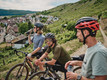 Bildunterschrift: Mit dem Gravelbike durch die Weinberge: Zwischen Reben und Hügeln eröffnet sich immer wieder der Blick über die teils steile Weinlandschaft. Foto: Christoph Düpper/akz-o