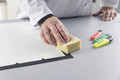 Bildunterschrift: Auch den Labortest mit Textmarker bestand die neue Innenfarbe StoColor PuraClean: Die Marker-Streifen ließen sich einfach abwischen. Foto: Martin Baitinger/Sto SE & Co. KGaA/akz-o