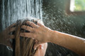 Bildunterschrift: Bis zu 65 Prozent des Wasserbedarfs wird in einem Einfamilienhaus für Duschen, Baden, Händewaschen und für die Waschmaschine benötigt. Foto: skynesher/istockphoto.com/akz-o