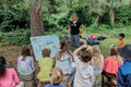 Bildunterschrift: Begleitet werden die Kinder von geschulten Waldpädagoginnen und -pädagogen. Foto: BVR/akz-o