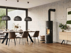 Die Ofen-Oberfläche erinnert optisch an Baumrinde und lässt sich zugleich mit der Hand erfühlen. Foto: Leda Werk/akz-o