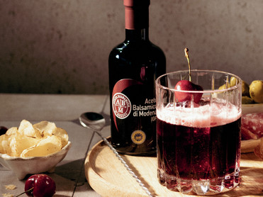 Cherry & Thyme Sour – fruchtig, kräutrig und überraschend komplex Foto: Aceto Balsamico di Modena/Sandra Mühlberg/akz-o