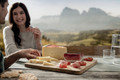 Bildunterschrift: Die richtige Präsentation macht den Unterschied. Foto: Südtiroler Speck g.g.A. und Stilfser Käse g.U./akz-o