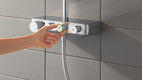 Bildunterschrift: Konstante Temperatur auf Knopfdruck: Thermostatarmaturen mit Verbrühschutz sorgen dafür, dass Duschen und Händewaschen für Kinder sicher bleiben. Foto: Grohe/akz-o