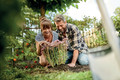 Bildunterschrift: Damit die Freude an Blumen, Büschen und Gemüse auch die ganze Saison über anhält, muss mit der richtigen Pflanzerde von Anfang an eine gute Grundlage geschaffen werden. Foto: Compo/akz-o