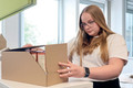 Bildunterschrift: Verpackungen sollen Produkte sicher schützen und stabil sein, aber gleichzeitig materialeffizient und wirtschaftlich bleiben. Foto: VDW/VDW-Mitglied Straub-Verpackungen GmbH/akz-o