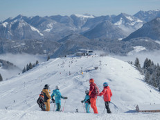 Frischer Neuschnee verwandelt das Skigebiet Sudelfeld in ein echtes Tiefschneeparadies. Foto: Bergbahnen Sudelfeld/Diego Barón Guzmán @baronvisions/akz-o