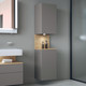 Bildunterschrift: Wohnliche Akzente: Offene Fächer mit optionaler Beleuchtung lockern bei Collection One, Design by Studio F. A. Porsche, die geometrische Architektur der Hochschränke auf. Foto: Duravit AG/akz-o