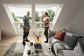 Bildunterschrift: Staatliche Förderprogramme für den Tausch alter gegen energieeffiziente Dachfenstermodelle bieten beachtliche Zuschüsse für Produkt- und Handwerkerkosten. Foto: Velux/akz-o