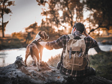 Beim Outdoor-Abenteuer kürzt die Jagdschere das Feuerholz und räumt die Lichtung auf, damit das Zelt nicht von Dornen zerkratzt wird. Foto: ihobo_018/istockphoto.com/Gebr. Schröder GmbH/akz-o