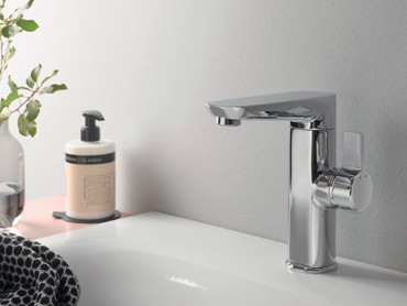 Der moderne Waschtisch-Einhebelmischer AquaXPro ist farblich passend zum Shower-Set erhältlich. Foto: HSK Duschkabinenbau KG/akz-o