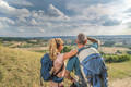 Bildunterschrift: Immer wieder öffnen sich entlang der Wege beeindruckende Panoramablicke über die Landschaft Hohenlohes. Foto: Hohenlohe + Schwäbisch Hall Tourismus e.V./Bürgermeister/akz-o