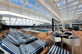 Bildunterschrift: Entspannung am Pool in der Lido Bar. Foto: nicko Cruises Schiffreisen/akz-o