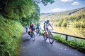 Bildunterschrift: Eine Radgruppe passiert das Romantische Neckartal zwischen Heidelberg und Eberbach. Foto: Adrian Weng/Landratsamt Rhein-Neckar-Kreis/akz-o