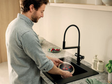 Die Filter- und Mineralisierungsarmatur Aqittura erweitert die Möglichkeiten an der Küchenspüle. Foto: hansgrohe/Hansgrohe SE/akz-o