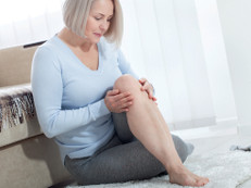 Gelenkschmerzen sind eine sehr häufige Begleiterscheinung der Wechseljahre. Foto: Victor69/istockphoto.com/akz-o