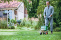 Bildunterschrift: Am besten wässert man den Rasen, nachdem man gedüngt hat. So löst sich das Granulat schnell auf. Foto: Compo/akz-o