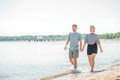 Bildunterschrift: Die Füße in den Sand und einfach nur genießen – ein Strandspaziergang für alle Sinne. Foto: Olaf_Malzahn/TSNT/akz-o