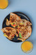 Bildunterschrift: Diese knusprigen Quesadillas sind vollgepackt mit Geschmack. Foto: Stevan Paul/akz-o