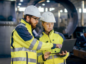 Ingenieure in der Kupferindustrie planen und optimieren Produktionsprozessen und tragen maßgeblich zur Entwicklung nachhaltiger Technologien bei. Foto: Gorodenkoff/shutterstock.com/akz-o