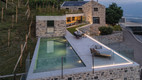 Bildunterschrift: Liebevolle Lichtbegrenzung Foto: Vivell Schwimmbadtechnik & Umbau-Tessin/Bundesverband Schwimmbad & Wellness e.V./akz-o