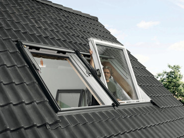 Wer die Heizkosten so weit wie möglich reduzieren möchte, sollte beim Dachfensteraustausch auf energieeffiziente Verglasung der neuen Dachfenster achten. Foto: Velux/akz-o