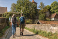 Bildunterschrift: Herbstwandern abseits der großen Touristenströme: Im Hohenloher Bühlertal entdecken Wanderer ursprüngliche Landschaften und genießen die besondere Ruhe der Region. Foto: Hohenlohe + Schwäbisch Hall Tourismus e. V./Bürgermeister/akz-o