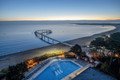 Bildunterschrift: Seit letztem Jahr bietet die Maritim Seebrücke, die sich nahtlos an die Promenade anschließt, auf einem Rundweg von 427 Metern Länge eine spektakuläre Aussicht auf die Ostsee. Foto: Maritim Seehotel/Timmendorfer Strand/akz-o
