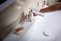 Bildunterschrift: Die hansgrohe CoolStart Technologie in Armaturen sorgt dafür, dass in der Mittelstellung des Griffs automatisch kaltes Wasser fließt. Daher wird für ein kurzes An und Aus der Armatur nicht unnötig Energie für Warmwasserbereitung verbraucht. Die integrierte EcoSmart+ Technologie vieler hansgrohe Waschtischarmaturen senkt den Wasserverbrauch zudem auf nur vier Liter pro Minute bei drei bar. Foto: hansgrohe/Hansgrohe SE/akz-o