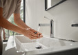 Bildunterschrift: hansgrohe Armaturen mit CoolStart-Technologie spenden in neutraler Griffmittelstellung ausschließlich Kaltwasser und vermeiden so für ein kurzes An und Aus der Armatur unnötig Energie für die Warmwasserbereitung. Foto: hansgrohe/Hansgrohe SE/akz-o