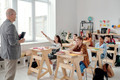 Bildunterschrift: Schreiben, zeichnen, markieren: Kinder brauchen Stifte, die zu ihren Händen und ihren Aufgaben passen. Foto: pexels.com/akz-o