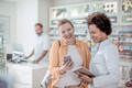 Bildunterschrift: Apothekerinnen und Apotheker übersetzten Fachvokabular in Alltagssprache, geben Tipps und helfen, Entscheidungen fundiert zu treffen. Foto: Haleon Germany GmbH/akz-o