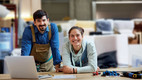 Bildunterschrift: Auch Kleinstbetriebe sollten eine Gefährdungsbeurteilung durchführen und die Arbeitsschutzorganisation verbessern. Foto: Alto Images/Stocksy/akz-o