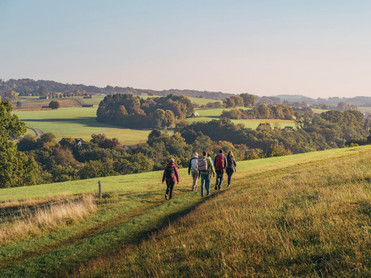 Der Bergische Panoramasteig erschließt als Rundweg eine abwechslungsreiche Mittelgebirgslandschaft. Foto: Das Bergische/Jonas Dülberg/akz-o