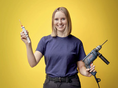 KermiGlue. Du entscheidest. Nicht die Wand. Eine starke Sache findet auch SHK-Installateurin Antonella. @die_insta_llateurin Foto: Kermi Duschdesign GmbH/akz-o