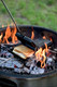 Bildunterschrift: Für eine schnelle Stärkung zwischendurch kommt das Sandwicheisen zum Einsatz. Foto: Steffen Kirschner/Petromax/akz-o