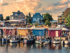 Der farbenfrohe Niendorfer Hafen. Foto: Torsten Vollbrecht/TSNT/akz-o