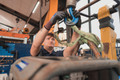Bildunterschrift: Wichtige Aufgabe: Land- und Baumaschinenmechatroniker halten Maschinen am Laufen und sind verantwortlich für deren Wartung und Reparatur. Foto: Depenbrock/akz-o