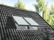 Bildunterschrift: Die neuen Velux Rollläden werden direkt auf den Flügel des Dachfensters montiert. Das ermöglicht das Öffnen des Fensters auch bei ausgefahrenem Rollladen. Foto: Velux/akz-o