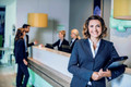 Bildunterschrift: Die Arbeit mit Menschen gehört zum Kern der Hotellerie. Foto: IST-Studieninstitut GmbH/akz-o