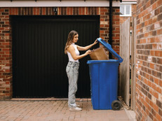 Damit aus gebrauchter Wellpappe später wieder neue hergestellt werden kann, ist unser aller Mithilfe gefragt. Foto: VDW/Unsplash/Toa Heftiba/akz-o