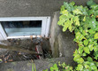 Bildunterschrift: Wer rechtzeitig die Anschlüsse der Kellerfenster abdichtet, minimiert bei Hochwasser das Risiko von Wasserschäden im Gebäude. Foto: Scharvik/istockphoto.com/Triflex/akz-o