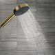 Bildunterschrift: Mikrofeine Strahlarten wie PowderRain sorgen für ein angenehmes Duscherlebnis bei geringerem Wasserverbrauch. Foto: hansgrohe/Hansgrohe SE/akz-o