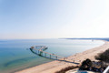 Bildunterschrift: Seit letztem Jahr bietet die Maritim Seebrücke, die sich nahtlos an die Promenade anschließt, auf einem Rundweg von 427 Metern Länge eine spektakuläre Aussicht auf die Ostsee. Foto: Stine Schöning/TSNT/akz-o