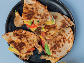 Diese knusprigen Quesadillas sind vollgepackt mit Geschmack. Foto: Stevan Paul/akz-o