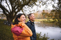 Bildunterschrift: Herbstliche Auszeit am Wasser: Der Kocher-Jagst-Trail verbindet Naturerlebnis, Bewegung und entspannte Wandermomente. Foto: Tourimia Tourismus GmbH/Stefan Leitner Photography/akz-o
